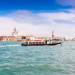Circulation sur le Canal de la Giudecca à Venise, Italie