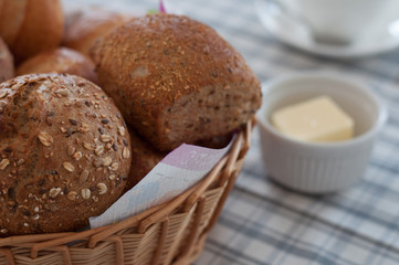 Brotkorb mit Butter