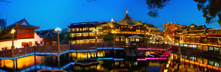 Obraz premium Tea House in Yu Yuan Gardens at dusk, Shanghai, China