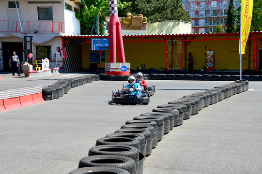 Zwei Gokarts auf der Rennstrecke