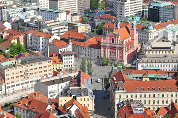 Fototapeta na wymiar Preseren square and St. Francis church in Ljubljana