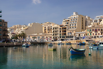 Fototapeta na wymiar Bateaux maltais sur Spinola bay - Malte