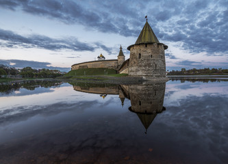 Псковский Кремль в месте слияния двух рек Великой и...