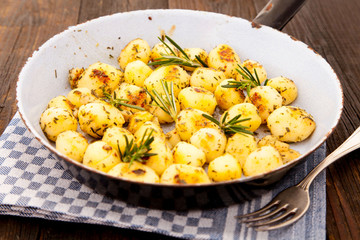 Bratkartoffeln mit Rosmarin in einer alten Pfanne