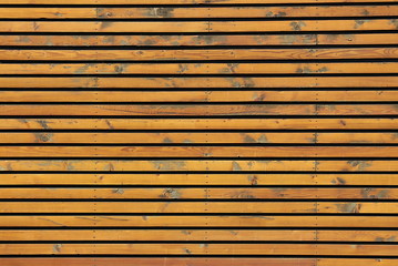 Holzpaneele in gelb und orange