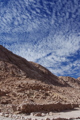 камни и небо