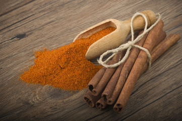 cinnamon sticks with powder on the wood table