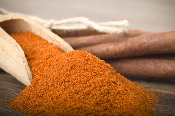 cinnamon sticks with powder on the wood table
