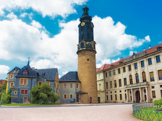 Obraz premium Weimarer Stadtschloss in der Stadtmitte von Weimar am Ilmpark