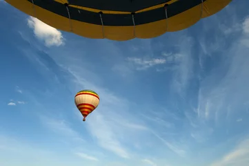 Abwaschbare Fototapete Luftsport Blue sky and hot air balloon