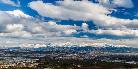 Sierra Nevada rodeada de nubes