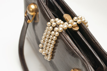 Borsa vintage e collana di perle