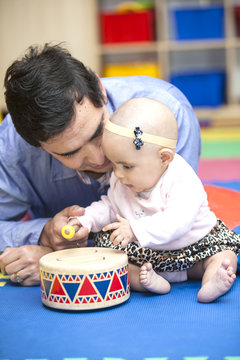 Pap&aacute; ense&ntilde;&aacute;ndome a tocar el tambor a su bebita de seis meses