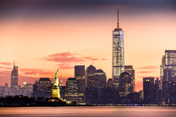 Lower Manhattan and the Statue of Liberty at sunrise - obrazy, fototapety, plakaty