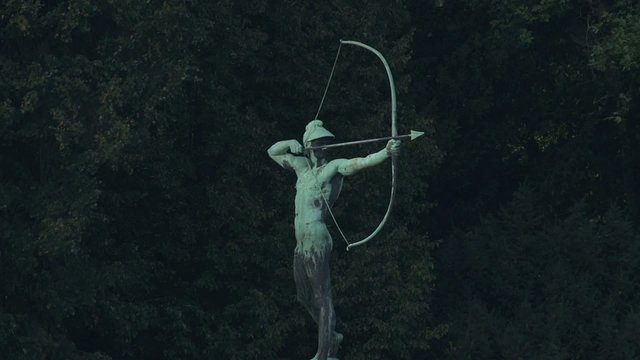 Bogensch&uuml;tze Skulptur, Statue am elbufer in Dresden