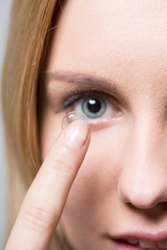 Putting on contact lens