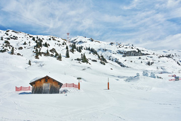 Fototapeta na wymiar Lone cabin in the snow