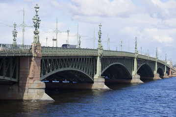 Fototapeta premium У Троицкого моста облачным майским днем. Санкт-Петербург