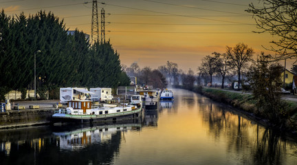 Fototapeta na wymiar Bateaux sur canal de Colmar