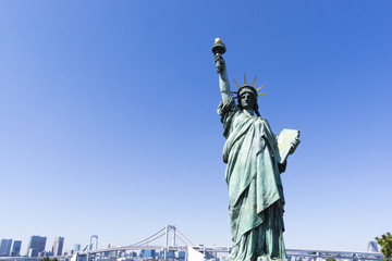 Fototapeta premium お台場 自由の女神像とレインボーブリッジ 快晴青空 東京オリンピック競技会場