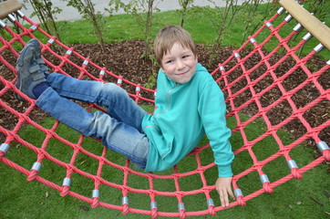 Kind hat Spaß beim Schaukeln