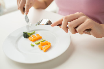 Obraz na płótnie Canvas close up of woman hands eating vegetables