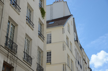 Fototapeta na wymiar Façades d'immeubles parisiens