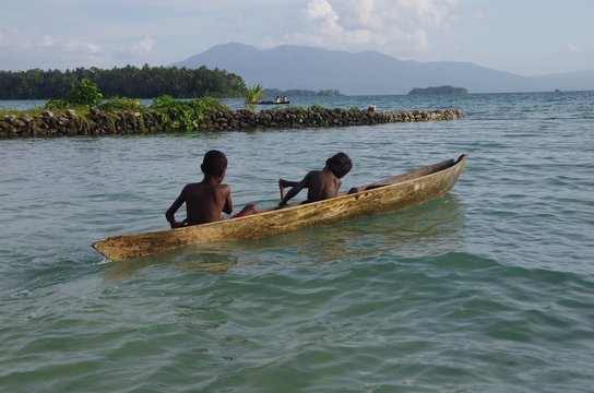 enfants en pirogue