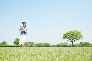 広場に立つ女性