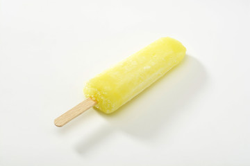 Helado de limón con palo