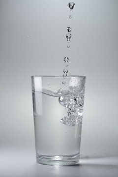 Splash de agua en un vaso