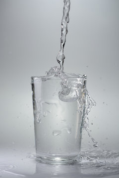 Splash de agua en un vaso