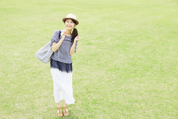 Fototapeta premium 散歩する女性