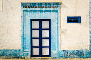 blau weiße Arabische Tür in weißer Wand