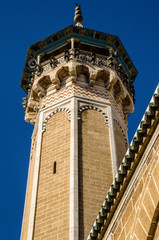 Fototapeta na wymiar Minarett vor blauem Himmel in Tunesien