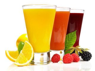 Fruchtsaft mit Orangen und Beeren - Orangensaft und Beerensaft Smoothies