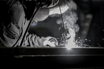 worker with protective mask welding metal - obrazy, fototapety, plakaty