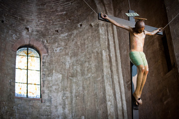 Statua di Gesù Cristo crocefisso sospesa in una chiesa