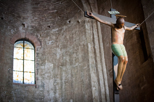 Statua di Ges&ugrave; Cristo crocefisso sospesa in una chiesa