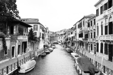 Fototapeta na wymiar Venedig Wasserkanal schwarz weiß, hoher Kontrast