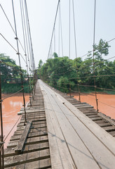 Obraz premium Hanging bridge across river.