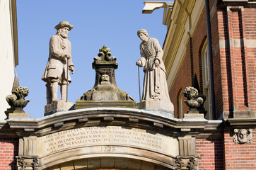 Fototapeta na wymiar Statue on facade