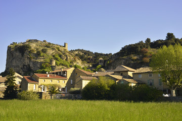 Mornas (84550) au pied des roches de son château, département du Vaucluse en région...
