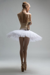 Fototapeta premium Portret młodej baletnicy w białej spódniczce tutu