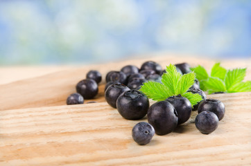 reife blaubeeren auf holztisch