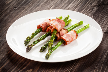 Asparagus and fried bacon
