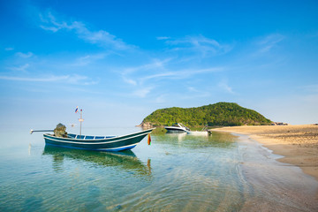 Fototapeta na wymiar Mae Haad beach on Koh Phangan