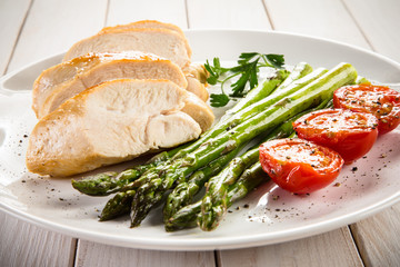 Roast chicken fillets and vegetables 