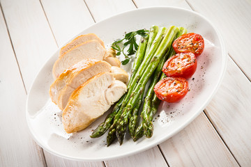 Roast chicken fillets and vegetables 