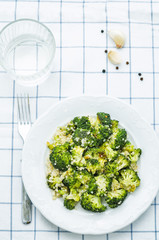 roasted garlic broccoli quinoa salad